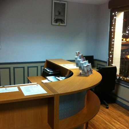 Hotel Ermitage Paris Exterior foto Reception desk at the station